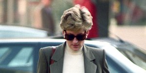 Η πριγκίπισσα Νταϊάνα με γυαλιά και σακάκι στο δρόμο