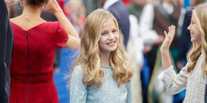 Η πριγκίπισσα Λέονορ με γαλάζιο φόρεμα