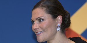 Η πριγκίπισσα Βικτόρια χαμογελά