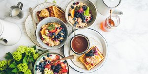 Πρωινό με καφέ, βάφλες, βρώμη, φρούτα 