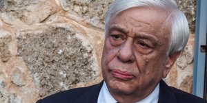 Ο Προκόπης Παυλόπουλος με μαύρο κοστούμι