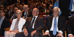 Ο Προκόπης Παυλόπουλος κάθεται δίπλα στο ζεύγος Καραμανλή