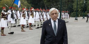 Ο Προκόπης Παυλόπουλος μπροστά από Εύζωνες