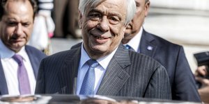 Προκόπης Παυλόπουλος γελαστός ριγέ σακάκι