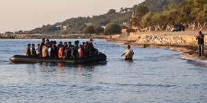 Πρόσφυγες φτάνουν με φουσκωτό στη Λέσβο