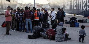 Οι πρόσφυγες από τη Λέσβο στο λιμάνι του Πειραιά