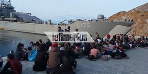 Πρόσφυγες και μετανάστες αποχωρούν από τη Σύμη