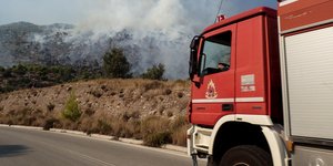 πυροσβεστικη καπνος στο βουνο