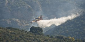 Πυροσβεστικο αεροπλάνο ρίχνει νερό σε φωτιά