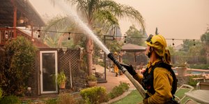 Πυροσβέστης σβήνει φωτιά σε σπίτι 