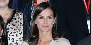 Η Λετίθια στέκεται όρθια και χαμογελά