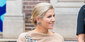 Η βασίλισσα Μάξιμα με μπεζ ρούχα περπατάει