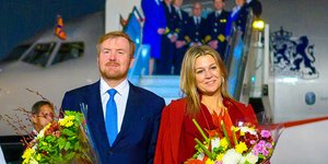 Η βασίλισσα Μάξιμα με τον βασιλιά κρατούν λουλούδια