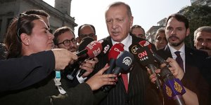 Ο Ρετζέπ Ταγίπ Ερντογάν μιλά στους δημοσιογράφους