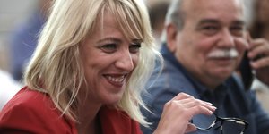 Η Ρένα Δούρου αυτοτρολάρεται