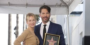 Η Ρενέ Ζελβέγκερ με ψηλόμεση λευκή φούστα και ο Χάρι Κόνικ Τζούνιορ