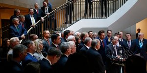 Ρεπουμπλικανοί μαζεμένοι σε διάδρομο κάνουν δηλώσεις