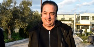 Ριχάρδος με μαυρα χαμογελαστός