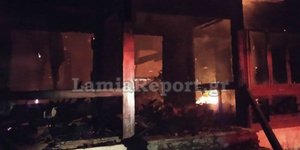 Φωτιά σε ξύλινο σπίτι σε σαλέ