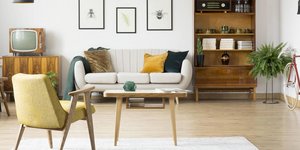 Σαλόνι διαμερίσματος με τηλεόραση, καναπέ, βιβλιοθήκη, καρέκλα 