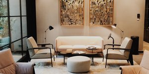 Σαλόνι με πολυθρόνες, τραπεζάκι, φωτιστικά, πίνακες, χαλί 