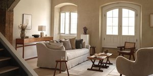 Σαλόνια σπιτιού με καναπέ, τραπεζάκι, παράθυρα, πολυθρόνα, χαλί