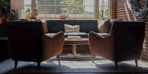 Μπλε καναπές και πολυθρόνες σε σαλόνι 