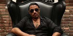 Ο Salt Bae με μαύρο πουκάμισο
