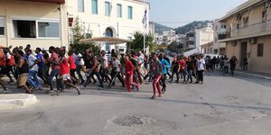 Mετανάστες διαδήλωσαν στην πόλη της Σάμου ζητώντας τον απεγκλωβισμό τους