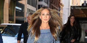 H Σάρα Τζέσικα Πάρκερ με μπλε φόρεμα και γόβες 