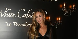 Η Σάρα Τζέσικα Πάρκερ με μαύρο ρούχο