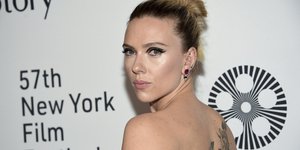 H Σκάρλετ Γιόχανσον με εξώπλατο που φαίνεται το τατουάζ της 