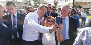 Ο Κυριάκος Μητσοτάκης ποζάρει για selfie 