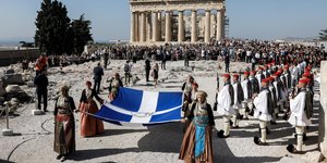 Επαρση σημαίας στον βράχο της Ακρόπολης