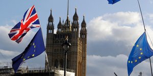 Σημαίες Βρετανίας και ΕΕ έξω από το Βρετανικό Κοινοβούλιο
