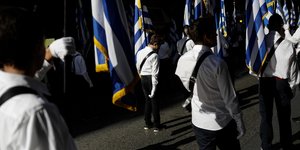 Μαθητές κρατούν την ελληνική σημαία στην παρέλαση