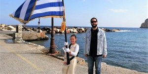 Η μοναδική μαθήτρια του Δημοτικού Σχολείου Απόλλωνα με το δάσκαλο του σχολείου