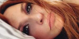 Σισσυ Χριστίδου ξαπλωμένη
