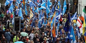 Στους δρόμους με σημαίες βγήκαν οι Σκωτσέζοι