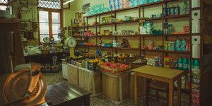 Το εμπόρευμα στα ράφια του Σκυλοδήμου 