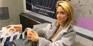 Η Σοφία Καρβέλα ποζάρει δίπλα σε σακούλες αγορών