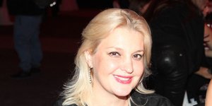 Η Σοφία Κοκοσαλάκη με μαύρο ρούχο και φούξια κραγιόν