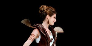 Σαλόνι Σοκολάτας: Ρούχα από σοκολάτα διηγούνται την ιστορία του κακάο [βίντεο]