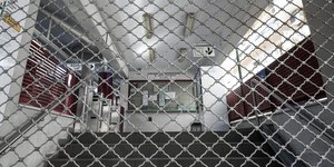 Κατεβασμένα ρολά σε σταθμό του ΗΣΑΠ
