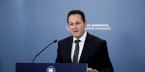 Ο Στέλιος Πέτσας μιλά στους εκπροσώπους του Τύπου