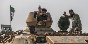 Στρατιώτες πάνω σε τανκ