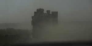 Στρατιωτικό όχημα στη σκόνη