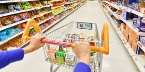 σουπερ μαρκετ καροτσακι χερια