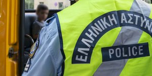 Αστυνομικός σε σχολικό λεωφορείο