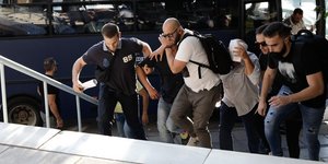 Σε ειδική ανακρίτρια για απολογία τα 18 άτομα που συνελήφθησαν σε υπόθεση διαφθοράς στο λιμάνι Θεσσαλονίκης